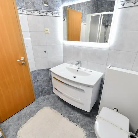 White Hill Apartment *